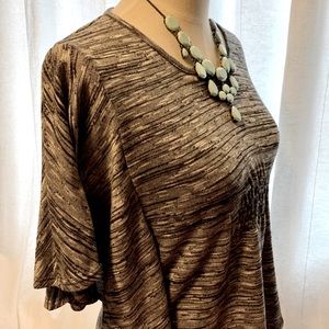 Women’s flattering flowy top. Gray black white M